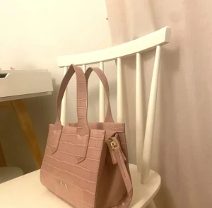 Valentino väska  - Jag säljer denna super fina valentino väska som är i perfekt skick! 🤍🌸