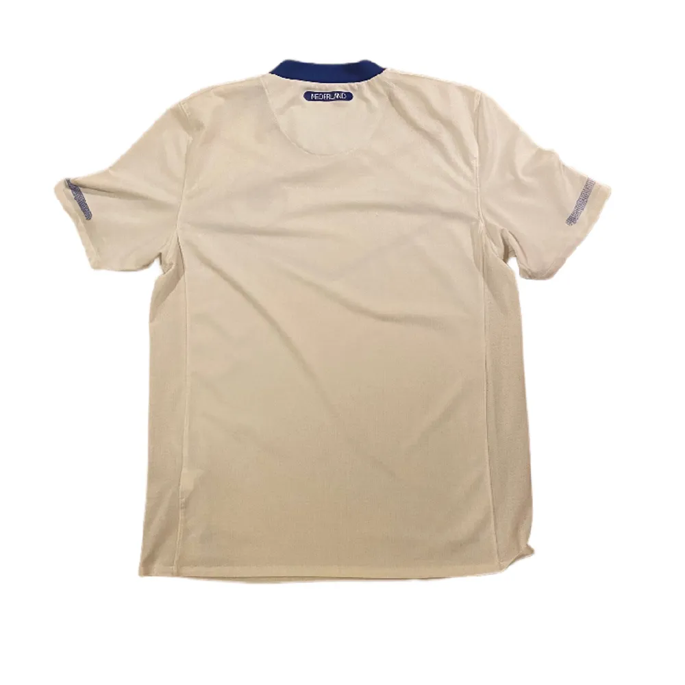 Nederländernas officiella bortatröja från 2010 i okej skick med mindre fläckar och blekningar.. T-shirts.