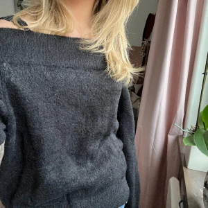 Stickad tröja - Svart stickad off shoulder tröja ifrån H&M.