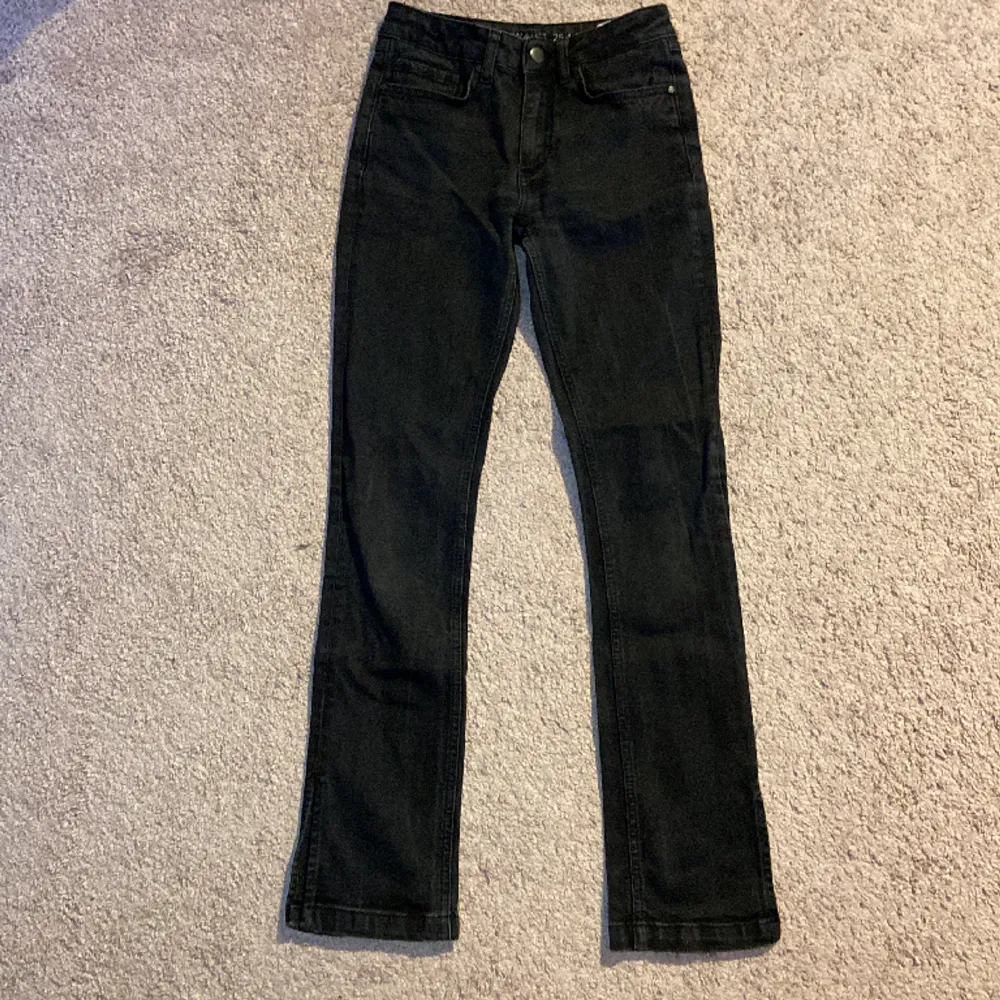 Jätte fina svarta jeans som har slit längst ned. De är i storlek 32 så dom passar typ XS❤️. Jeans & Byxor.