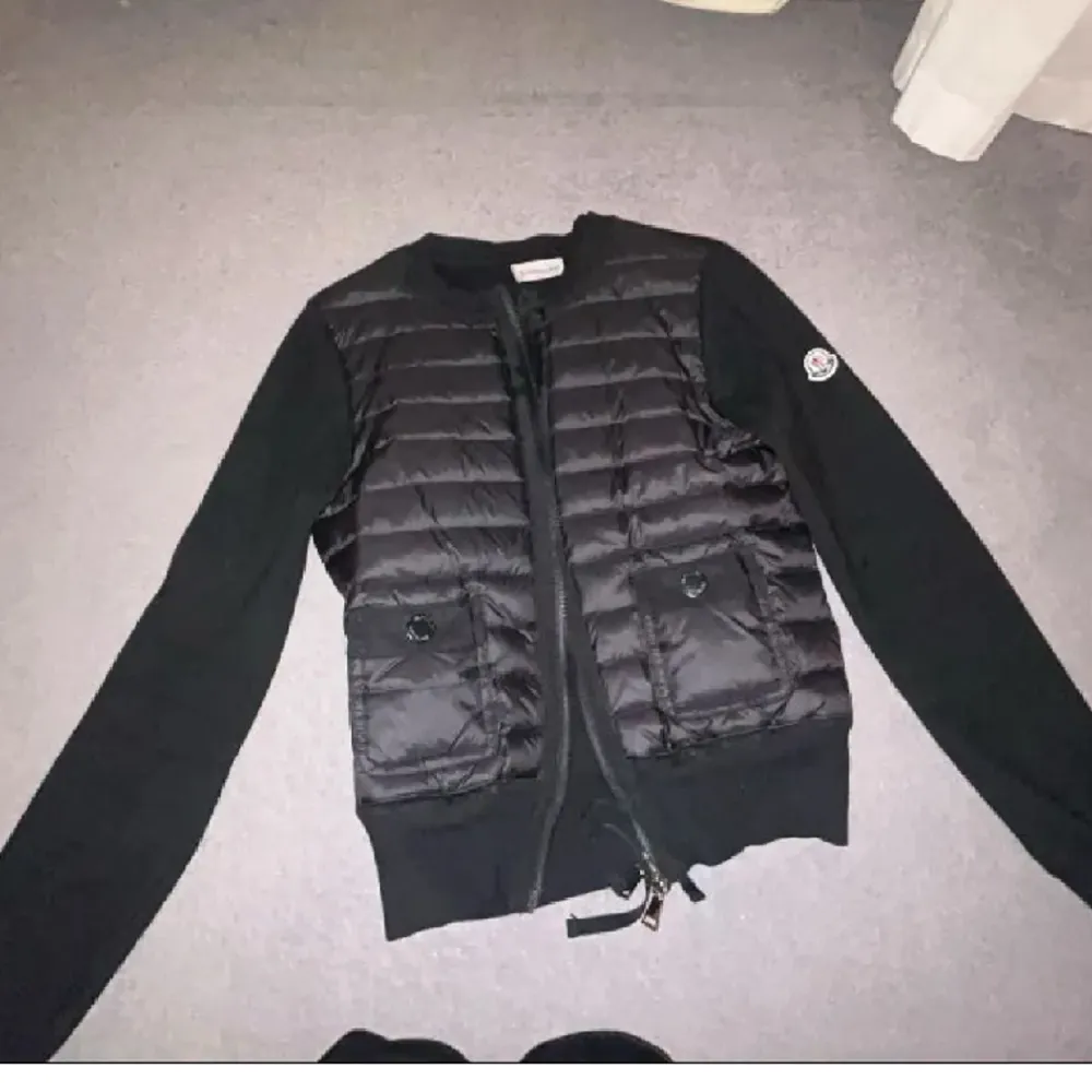 (Ute igen pga oseriösa köpare) Moncler cardigan i storlek XS, säljer då jag tycker den e lite för liten för mig! Färgen svart och mycket fint skick, 4000kr!  skriv gärna! 💕💕. Jackor.