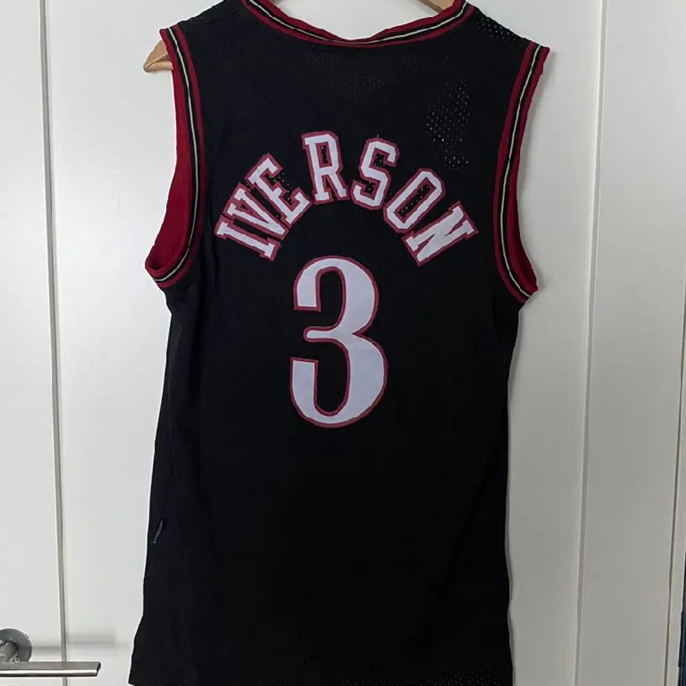 Allen iverson äkta Nba tröja perfekt skick med prislappen på . T-shirts.