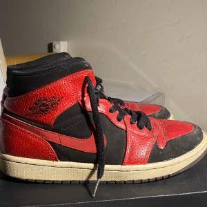 Säljer dessa vält använda Nike Air Jordan 1 Retro Mid Gs efter de inte kommer till användning. De är inköpta för 1,500kr. Kontakta om du har frågor! 