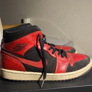 Jordan 1 Retro Gs - Säljer dessa vält använda Nike Air Jordan 1 Retro Mid Gs efter de inte kommer till användning. De är inköpta för 1,500kr. Kontakta om du har frågor! 