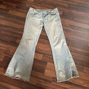 Jeans - Säljer dessa lågmidjade ljusblå jeans från Zara, dem är rätt så slitna men annars jättefina💗skriv gärna vid frågor