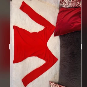 Röd off shoulder tröja - Röd långärmad topp, kan bäras urringad eller offshoulder🫶  Aldrig använd eftersom det var fel storlek för mig.