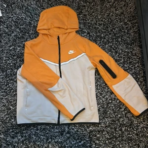 Nike tech - Dags att sälja min fina nike tech. Den är i väldigt fin condition. Pris kan diskuteras.