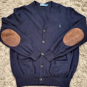 Ralph lauren cardigan  - 🟦 säljer denna extremt feta cardigan från ralph lauren i 100% merinoull. Nypris: ca 2500kr. Skick:8/10  Priset är inte hugget i sten. Tveka inte att höra av er vid frågor eller för fler bilder! 🟦