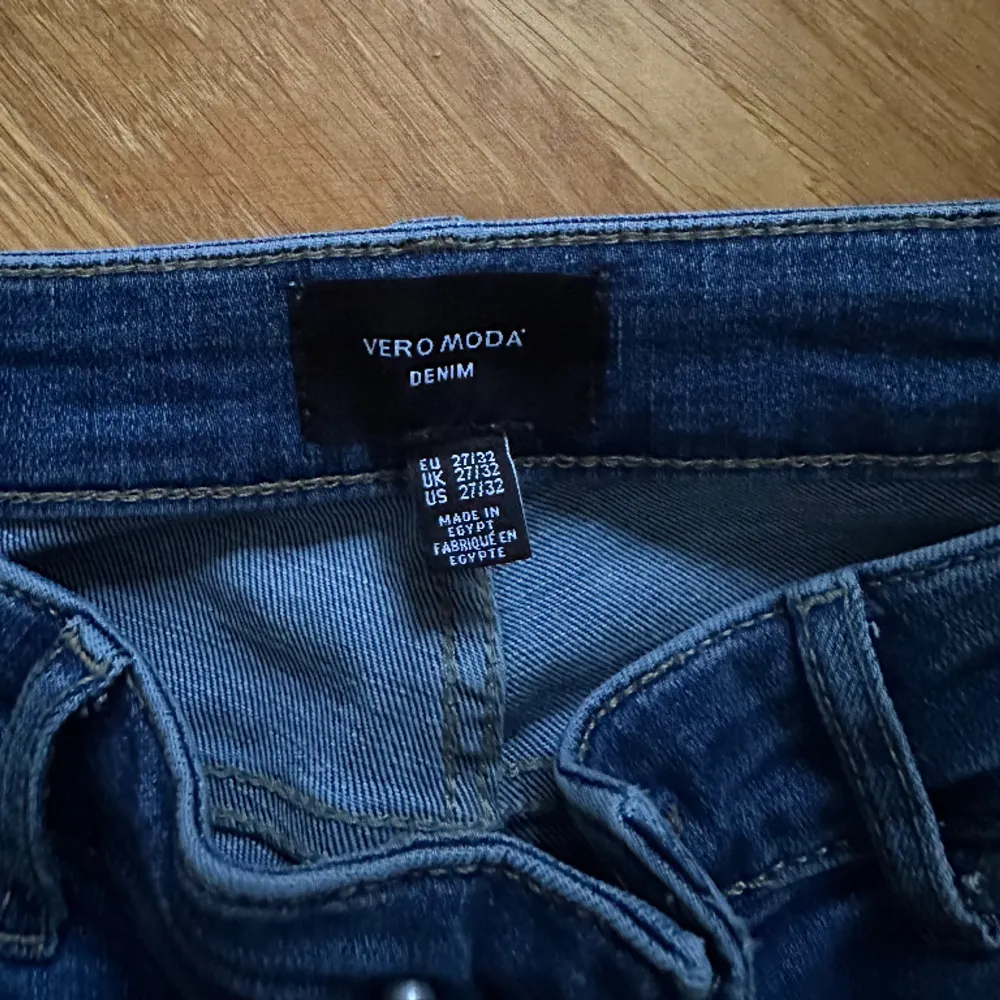 I väldigt bra skick, använda ett par gånger. Raka jeans i ett skönt material. Sitter väldigt bra. Vid fler frågor skriv privat💕 Köpta för 500 kr😍. Jeans & Byxor.
