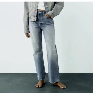Zara jeans  - Säljer mina helt oanvända jeans från zara. Lapparna finns kvar. Stl 40💗