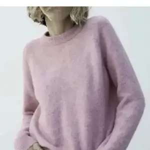 Stickad rosa tröja från zara! Storlek small men råkat krympa lite i tvätten  så xs-s beroende på hur man vill att den ska sitta 🩷 Jättefint skick 