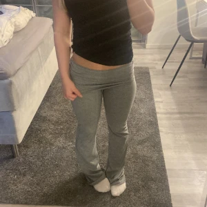 Yoga pants gråa  - Nyskick Lågmidjade yoga pants från Gina tricot. Storlek 158/164 Passar xs med