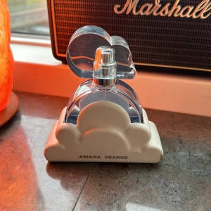 Ariana grande parfym - Ariana grande parfym cloud, säljer för jag har andra jag använder mer. Själva flaskan är 30ml så det är drygt 15ml kvar. Perfekt om man bara vill testa till rimligt pris ☺️ skriv om fler frågor