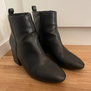 Svarta klackar - Använda, lite revor och märken på