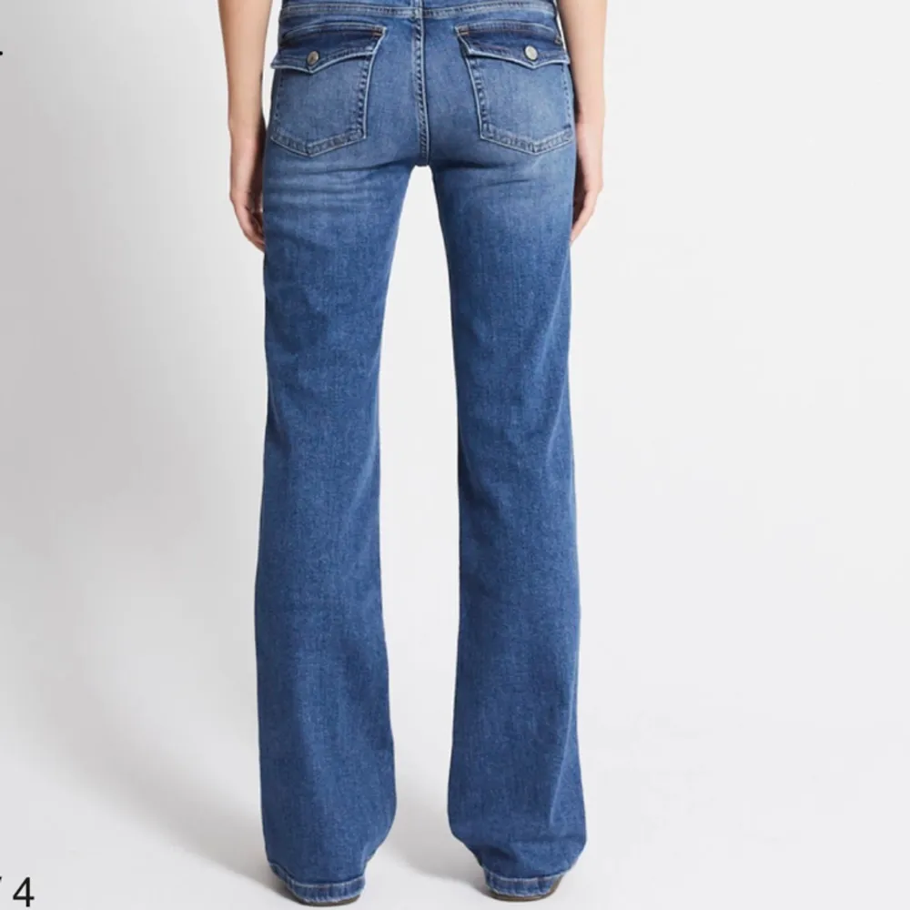 Super snygga helt nya lowwaist bootcut jeans, köpta för 400 kr säljer eftersom att de var fel storlek, för långa på mig. Kontakta om ni är intresserade eller har någon fråga💗 passar mellan xs-m. Jeans & Byxor.