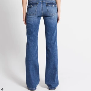 Ur snygga lowwaist bootcut jeans - Super snygga helt nya lowwaist bootcut jeans, köpta för 400 kr säljer eftersom att de var fel storlek, för långa på mig. Kontakta om ni är intresserade eller har någon fråga💗 passar mellan xs-m