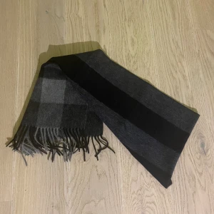 Halsduk  - Säljer denna halsduk jag aldrig använd  som är ricktigt grisch.