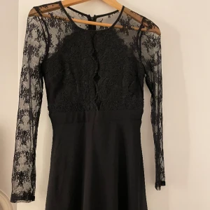 Svart klänning  - Oanvänd klänning.  Dragkedja i bak.  Spetsöverdel  Mycket bra skick. 