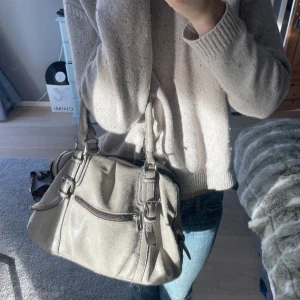 grå väska  - Så söt o snygg väska perfekt till skolan, kommer tyvärr inte till användning längre🤍