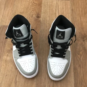 Jordan 1 mid smokey grey - Storlek 40,5 men känns som 41, använt några gånger, för stora för mig. Lite smuts på sidan men kan enkelt tvättad bort.