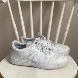 Sneakers New Balance - Säljer dessa sneakers från New Balance för att dom inte kommer till användning längre🧡köpte i oktober förra året och har inte använt dom nu i vinter så dom är i nyskick! 🧡storlek 41,5 men sitter bra på mig som annars har 40 på skor, dvs små i strl 