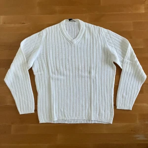 Vit tröja - Vit stickad tröja från Pringle i stl XL men sitter som L