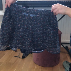 Ser stora ut men små - En kjol har typ aldrig använd kjol med shorts ganska fina hoppas ni köper