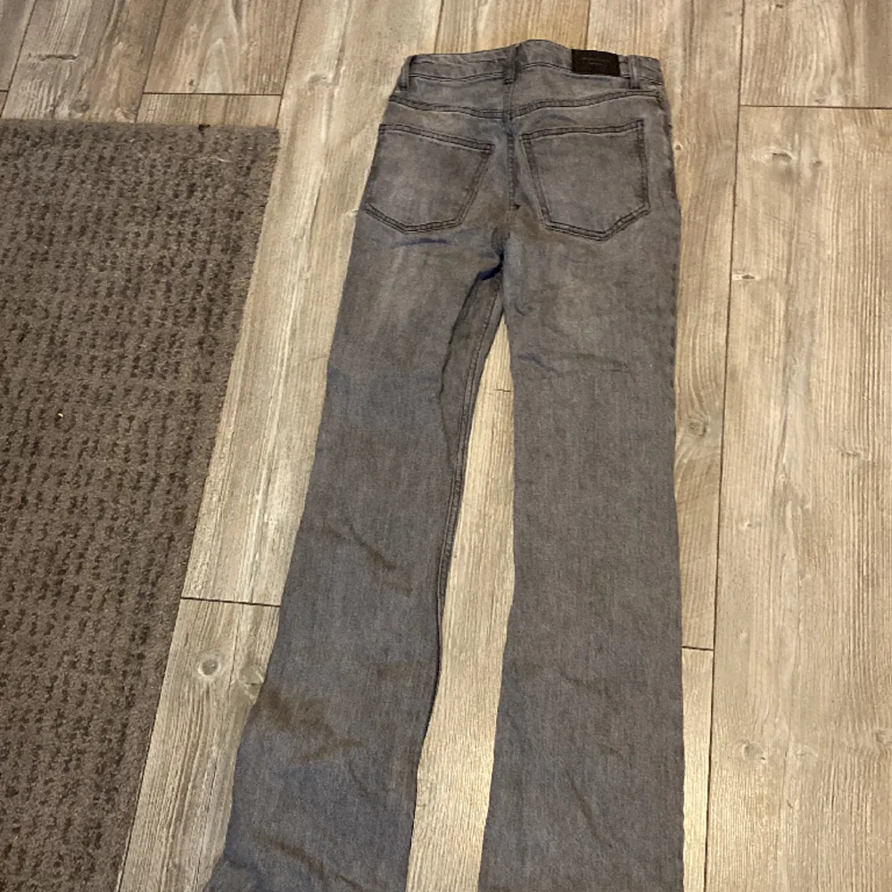 Säljer dessa jeans då de inte kommer till användning och är för korta, är i jätte bra skick🥰( köparen står för frakten). Jeans & Byxor.