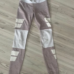 Aimin träningsbyxor  - Säljer dessa superfina träningsbyxor från Aimin. Byxorna går inte att hitta någon annanstans. 💗 har en sandliknande färg/ lite rosa! Använda och lite smuts på knäna, se bild två.  Använd gärna ”köp nu”😍🫶🏻