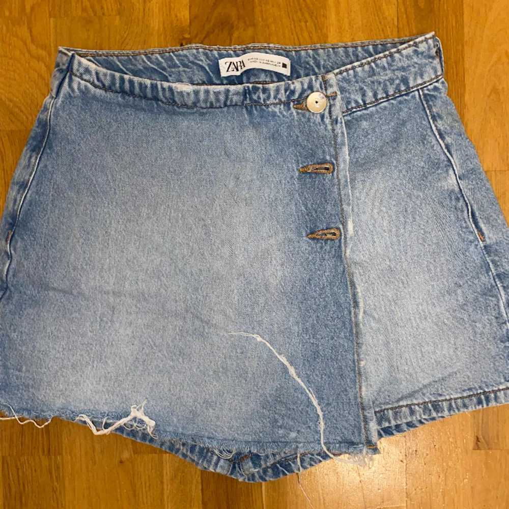 Jeans”kjol” från Zara. använd men i bra skick! Strl xs⭐️. Kjolar.