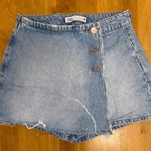 Jeans”kjol” från Zara. använd men i bra skick! Strl xs⭐️
