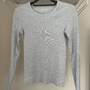 Djerf Avenue ribbed long sleeve  - Grå långärmad tröja från Djerf Avenue. Fint skick 😊