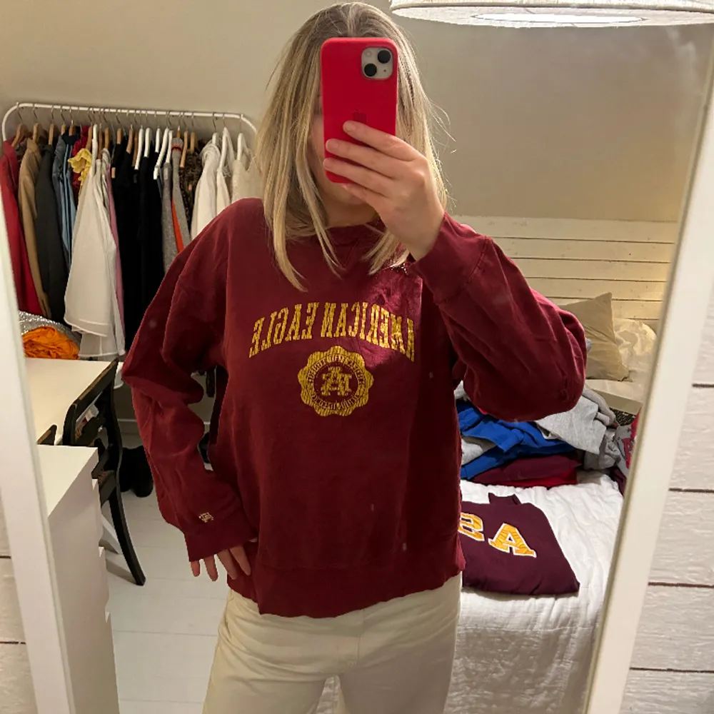 Vintage vinröd sweatshirt med tryck i strl L , i väldigt fint skick!   Jag säljer just nu över 15 st liknande vintagetröjor så kolla min profil för fler, skriv vid frågor/fler bilder! . Hoodies.