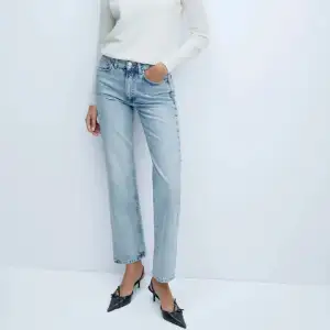 Superfina low/Mid rise jeans fr Mango köpta i Spanien i april. ”Normalt” mycket använda, är hela o är typ som nya. Stl 32, men passar xxs-xs, W23-26, 32/34. Ja e 167cm. Köpta för 45€. Skriv vid frågor. Säljer många jeans, kolla min profil🥰