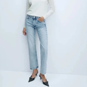 Ljusblå jeans - Superfina low/Mid rise jeans fr Mango köpta i Spanien i april. ”Normalt” mycket använda, är hela o är typ som nya. Stl 32, men passar xxs-xs, W23-26, 32/34. Ja e 167cm. Köpta för 45€. Skriv vid frågor. Säljer många jeans, kolla min profil🥰