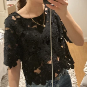Spets topp - Så fin kortärmad spets topp från Lindex.storlek 38 men skulle säga att den passar någon mellan xs-m💓