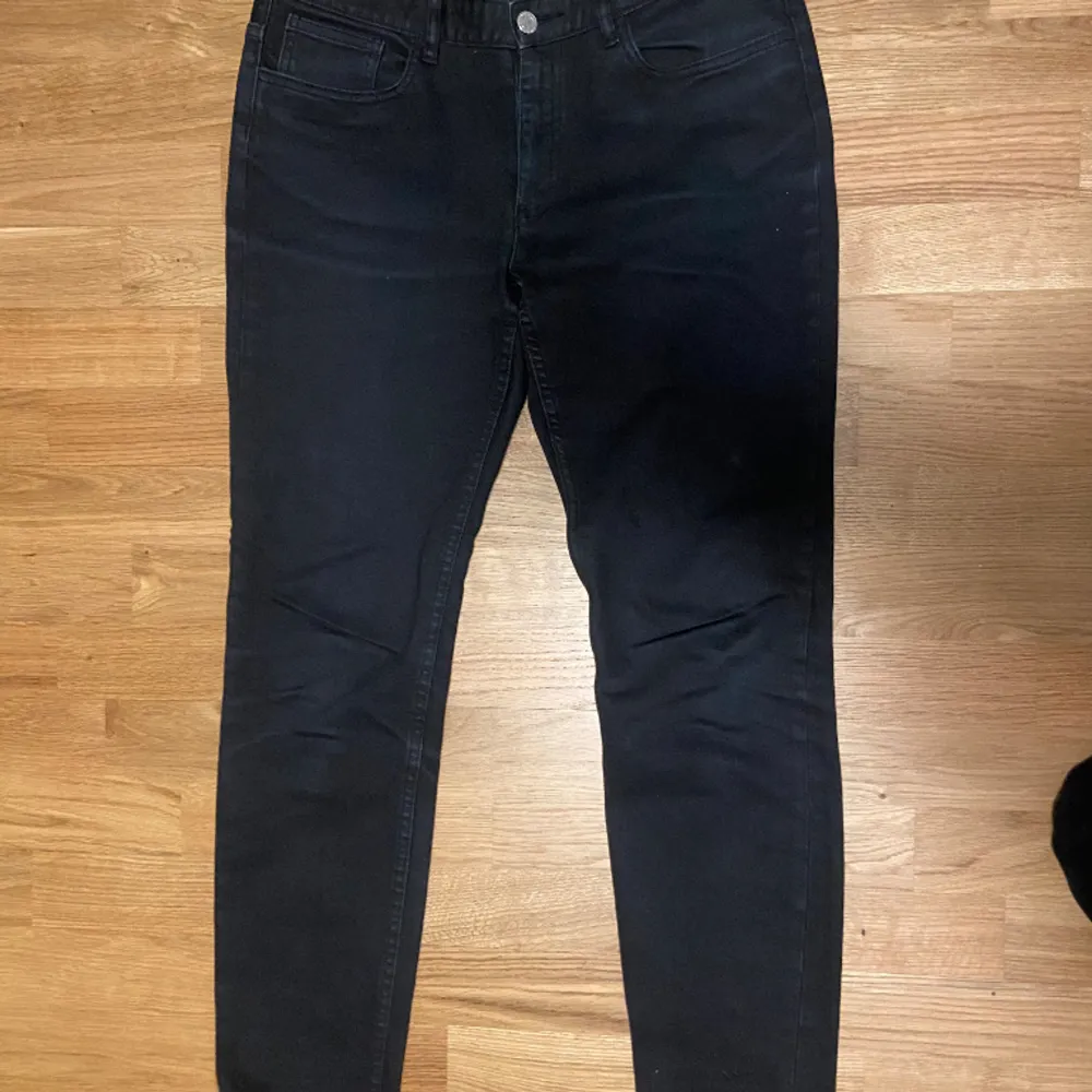 Säljer svarta A.P.C Jeans i storlek 30. Skriv för fler bilder. Priset kan diskuteras.. Jeans & Byxor.