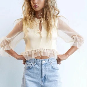 ZARA topp - Säljer denna ZARA topp som tyvärr inte kommer till använding. Den är oanvänd och har prislapparna fortfarande kvar. Storlek small