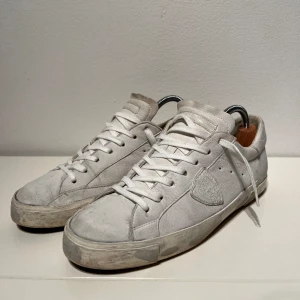 Philippe Model  - Väldigt eftertraktade Philippe Model skor! Skorna är i använt skick men har mycket kvar att ge! Modellen på skon ska se använd ut. Nypris runt 4000 kr och säljer för endast 1599 kr. Endast skorna medföljer, därav priset. Hör av er vid funderingar🙌🏻