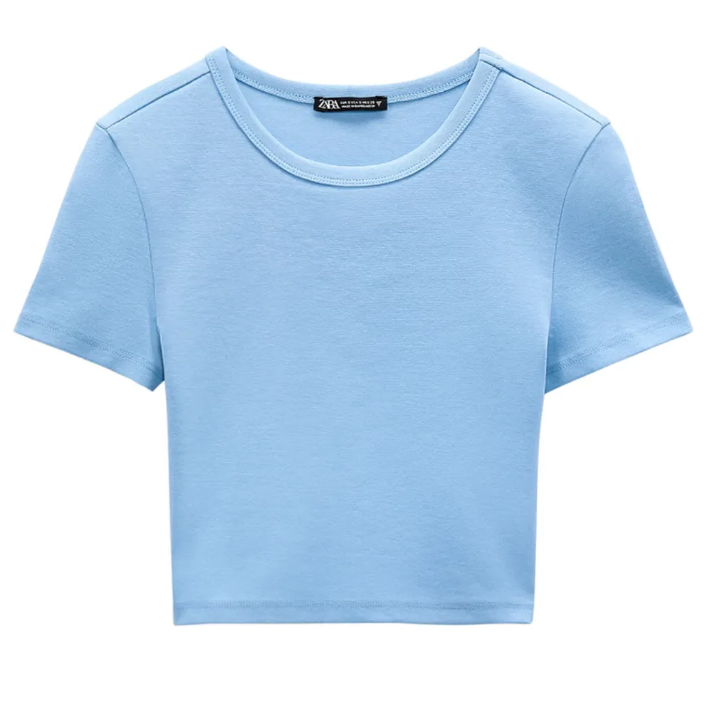 Blå topp från Zara, sparsamt använd. Storlek S. Fin passform och bra material, säljs inte längre.. T-shirts.