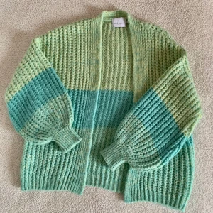 Laurella blå / turkos oversize cardigan i mohairblandning - OTROLIGT vacker cardigan i mohairblandning från det polska lyxiga märket Laurella. Köpt i Polen för 675kr. Aldrig använd, utan anmärkningar. Storlek onesize.