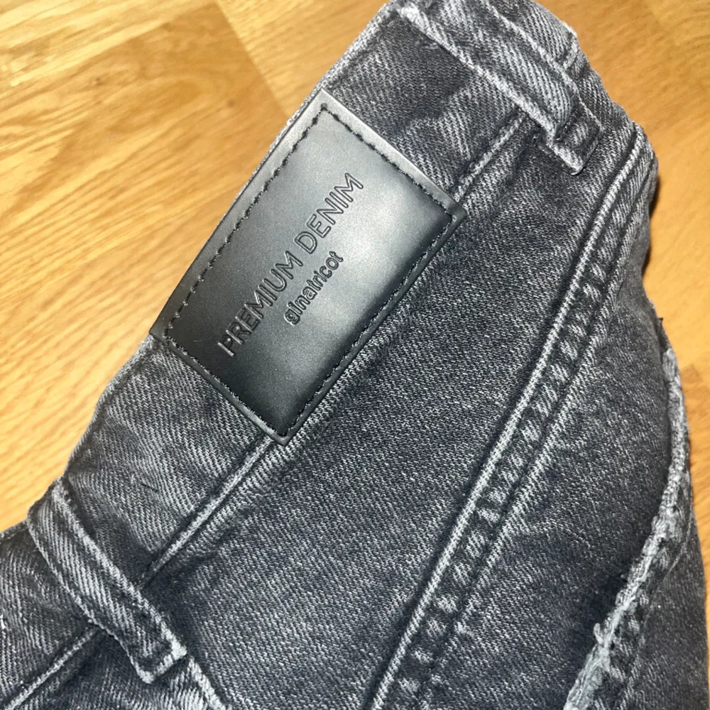 Säljer dessa svarta straight jeans från Gina då de inte kommer till användning och har använts 1-2 gånger. Jeans & Byxor.