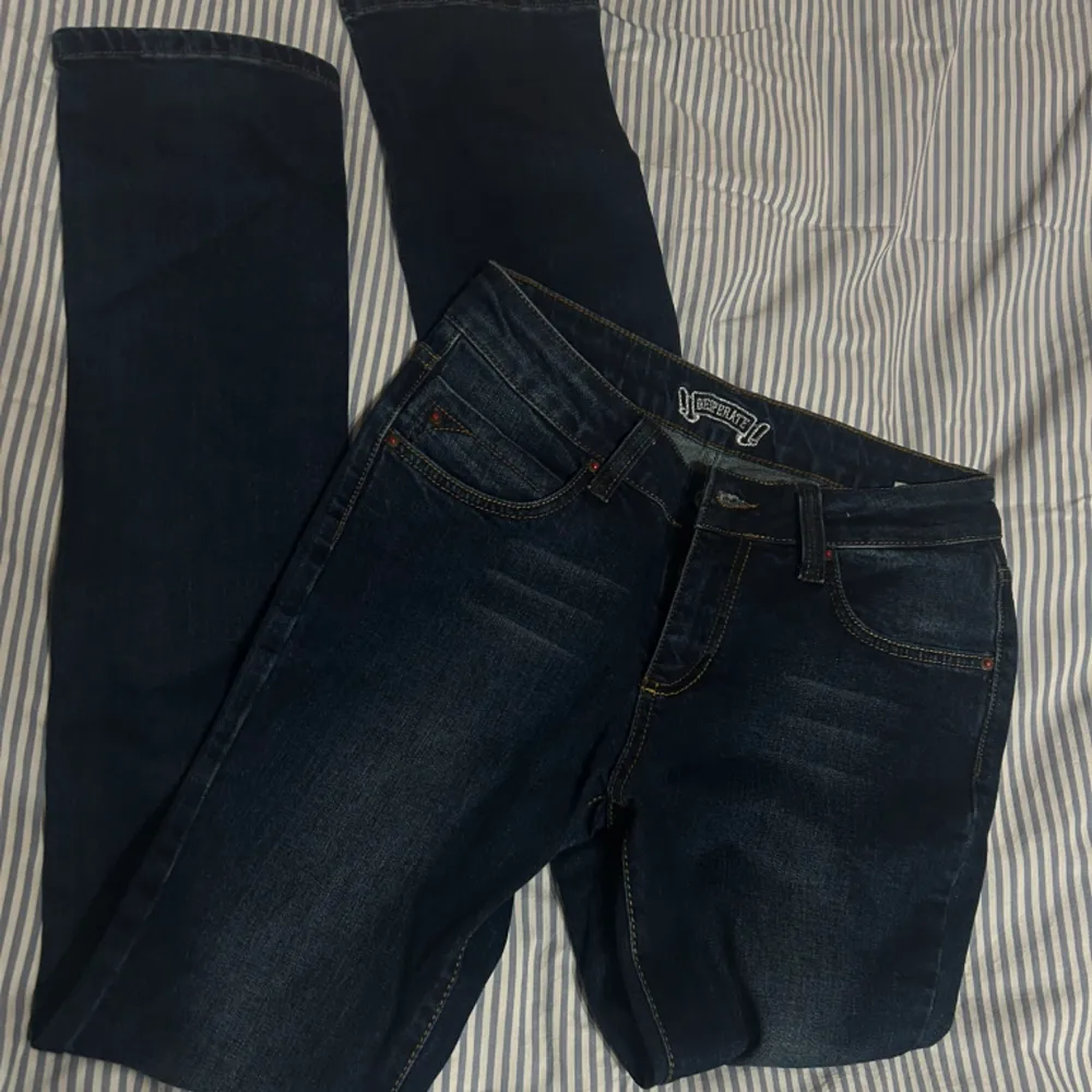 Säljer nu mina fina mörkblå Lågmidjade bootcut jeans då dem tyvärr inte kommer till användning för mig 💕 Fina fickor där bak, innerbenslängden är ca 84 cm och ytterbenslängden är ca 108 cm, aldrig använda 💕. Jeans & Byxor.