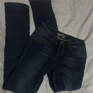 Säljer nu mina fina mörkblå Lågmidjade bootcut jeans då dem tyvärr inte kommer till användning för mig 💕 Fina fickor där bak, innerbenslängden är ca 84 cm och ytterbenslängden är ca 108 cm, aldrig använda 💕