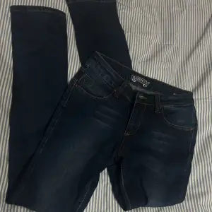 Säljer nu mina fina mörkblå Lågmidjade bootcut jeans då dem tyvärr inte kommer till användning för mig 💕 Fina fickor där bak, innerbenslängden är ca 84 cm och ytterbenslängden är ca 108 cm, aldrig använda 💕