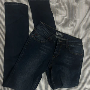 Lågmidjade jeans med fickor - Säljer nu mina fina mörkblå Lågmidjade bootcut jeans då dem tyvärr inte kommer till användning för mig 💕 Fina fickor där bak, innerbenslängden är ca 84 cm och ytterbenslängden är ca 108 cm, aldrig använda 💕
