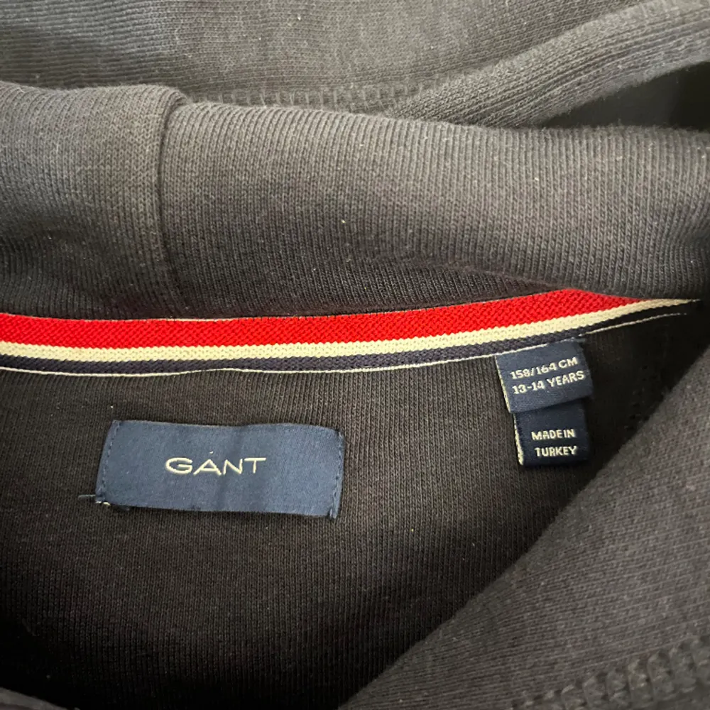 Mörkblå Gant hoodie. Använd 1 gång. Säljer då den aldrig kommer till användning. Köpte för 900kr. Kom gärna med egna förslag på pris och ställ gärna frågor om det behövs😊😊. Hoodies.