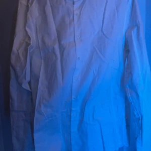 Calvin klein skjorta - En skjorta slm kombinerar tidlös elegans med modern passform. Tillverkad i högkvalitativ bomull för en bekväm och smickrande silhuett, perfekt för formella tillfällen! För endast 99kr är denna din!