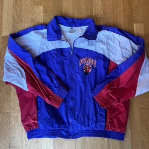 Vintage Nike jacka  - Vintage Nike jacka i fint skick! Riktigt cool men kommer tyvärr aldrig till användning hos mig då den är lite för stor :( 