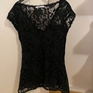 Topp från Gina tricot💓 - Jätte gullig svart topp från Gina tricot💕inga tecken på slitage, säljer den på grund av att den inte kommer till användning🙃vid frågor eller om ni vill ha fler bilder skriv privat🤍